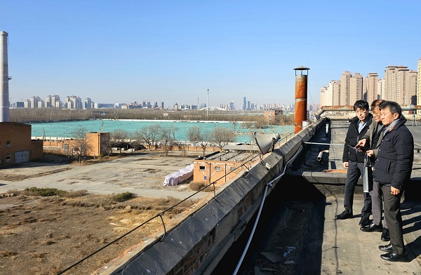 ▲ 정몽규 HDC그룹 회장(사진 오른쪽)이 계열사 대표들과 중국 내 사업개발 후보지를 둘러보고 있다.ⓒHDC그룹 제공