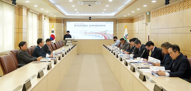 ▲ 홍천군이 9일 군청 행정상황실에서 홍천철도 정책자문위원회를 개최하며 용문~홍천 광역철도 후속대책에 대해 전문가와 논의하는 자리를 마련했다. ⓒ홍천군