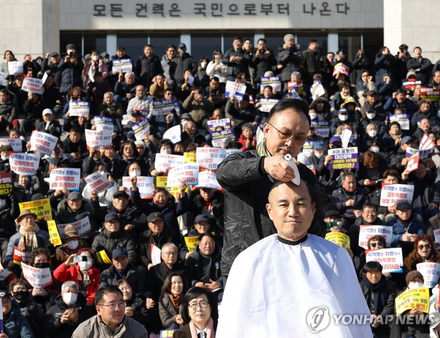 ▲ 김진태 강원특별자치도 도지사가 9일 오후 서울 여의도 국회 본청 계단에서 열린 '강원특별법 3차 개정안의 조속한 입법' 촉구 대회에서 삭발을 하고 있다. ⓒ연합뉴스