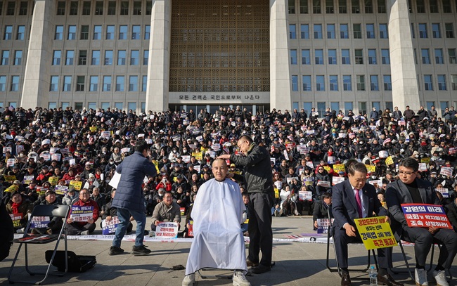 ▲ 강원특별자치도가 9일 오후 국회의사당 본관 계단에서 도민 3000여 명이 참석한 가운데, 강원특별법 3차 개정안의 조속한 국회 통과를 촉구하는 상경 결의대회를 개최했다. 이 자리에.서 김진태 도지사와 김시성 도의장은 현장에서 삭발에 동참하며 강원특별법 통과를 촉구하는 강한 의지를 표명했다. ⓒ강원특별자치도