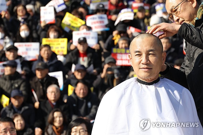 ▲ 김진태 강원도지사가 9일 국회 본청 앞에서 열린 강원특별법 '3차 개정안' 통과 촉구를 위한 국회 상경 도민 결의대회에서 삭발하고 있다. ⓒ연합뉴스