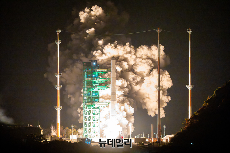 ▲ 한국형 발사체 누리호가 전라남도 고흥 나로우주센터에서 우주를 향해 발사되고 있다. ⓒ한국항공우주연구원