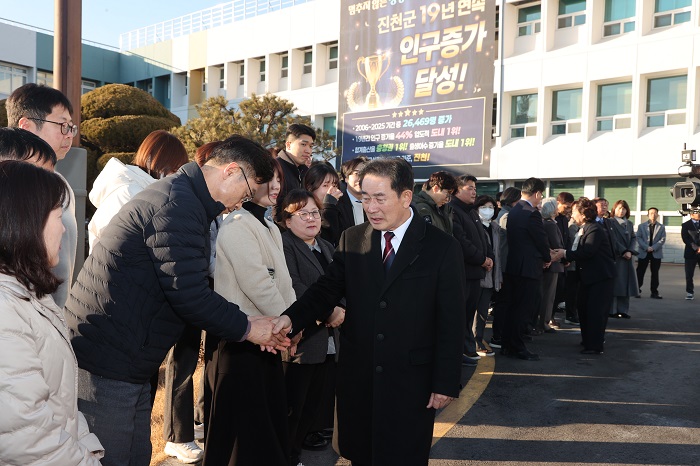 ▲ 충북지사 선거를 위한 9일 퇴임식을 가진 송기섭 진천군수가 직원 및 내외빈과  일일이 악수를 나누고 있다.