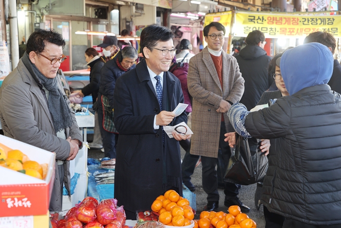 ▲ 윤건영 충북교육감이 9일 청주 전통시장을 방문해 생활용품을 구매하고 있다. ⓒ충북교육청
