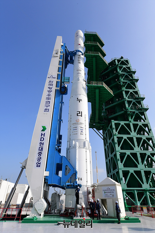▲ 누리호 4차 발사를 앞둔 지난해 11월 전남 고흥군 나로우주센터 발사대에서 누리호 기립작업이 진행되고 있다. (사진=한국항공우주연구원)ⓒ뉴데일리