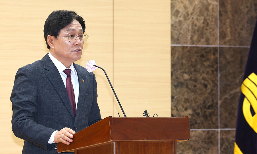 ▲ 박용철 강화군수가 9일 인천시 강화군청에서 중증장애인 거주시설 색동원 내 성폭력 의혹과 관련해 기자회견을 하고 있다. ⓒ연합뉴스 제공