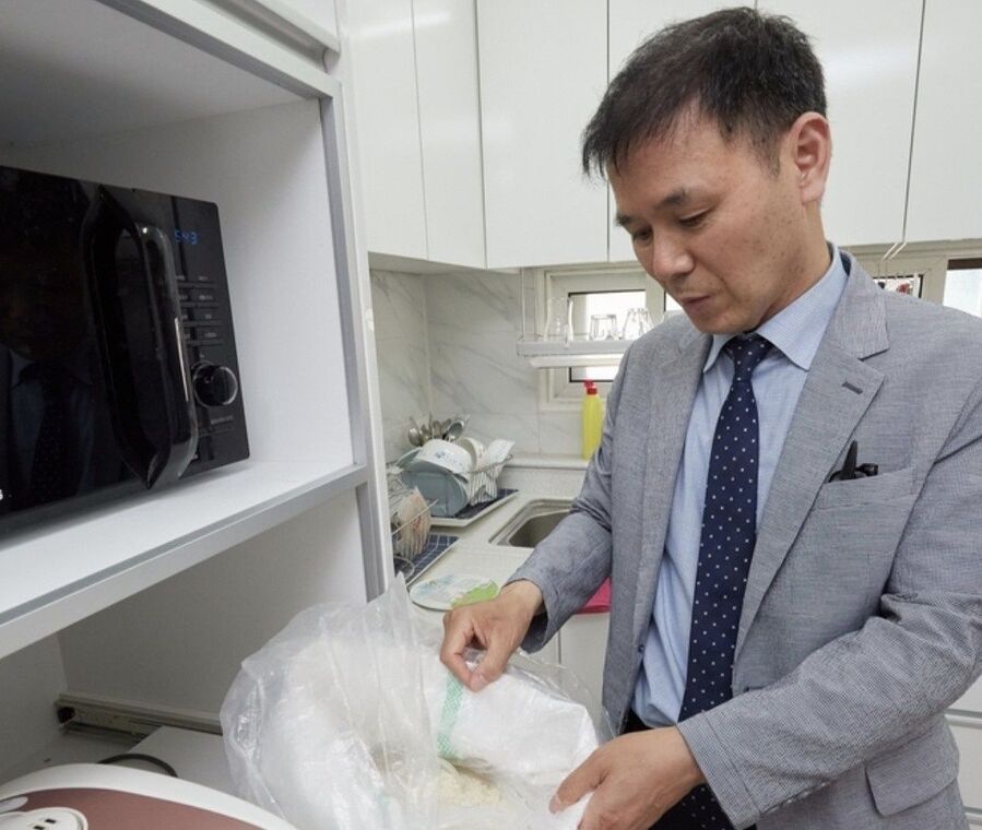 ▲ 김창완 교감이 구매한 쌀을 인천시 미추홀구에 있는 무료 기숙사에 전달하고 있다.ⓒ연합뉴스 제공