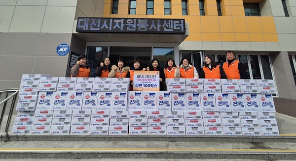 ▲ 족봉사단 하모니 봉사단(단장 박미숙), 최근 (사) 대전광역시자원봉사센터(센터장 박신숙)를 통해 라면 100박스를 후원했다.ⓒ(사) 대전광역시자원봉사센터
