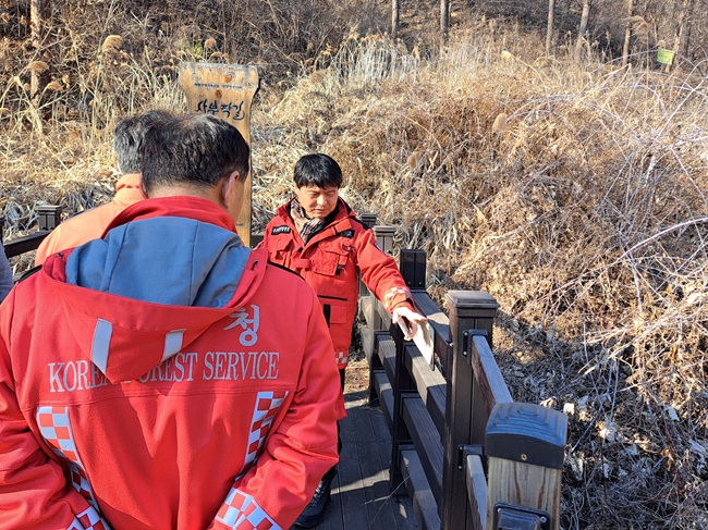 ▲ 송준호 북부지방산림청장이 9일 다가오는 설 연휴를 맞아 이용객들의 방문이 집중될 것으로 예상되는 국립하늘숲추모원과 양평치유의 숲을 방문해 산불예방 현황 및 안전관리 실태 특별점검을 실시했다. ⓒ북부지방산림청