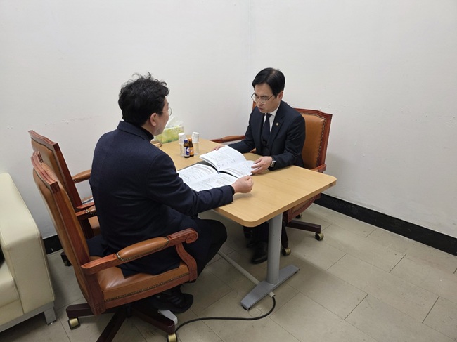 ▲ 원강수 원주시장이 9일 국회소통관 스마트워크센터에서 김민재 행정안전부 차관을 만나 원주시 주요 현안에 대한 정부 차원의 지원과 협조를 요청했다. ⓒ원주시