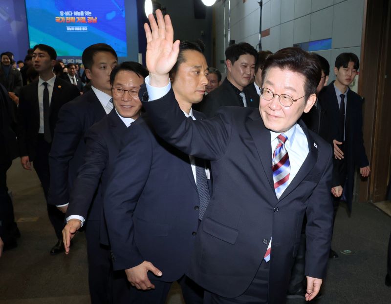 ▲ 이재명 대통령이 지난 6일 창원컨벤션센터에서 열린 '경남의 마음을 듣다' 타운홀 미팅을 마친 뒤 이동하며 주민들에게 인사하고 있다. ⓒ뉴시스