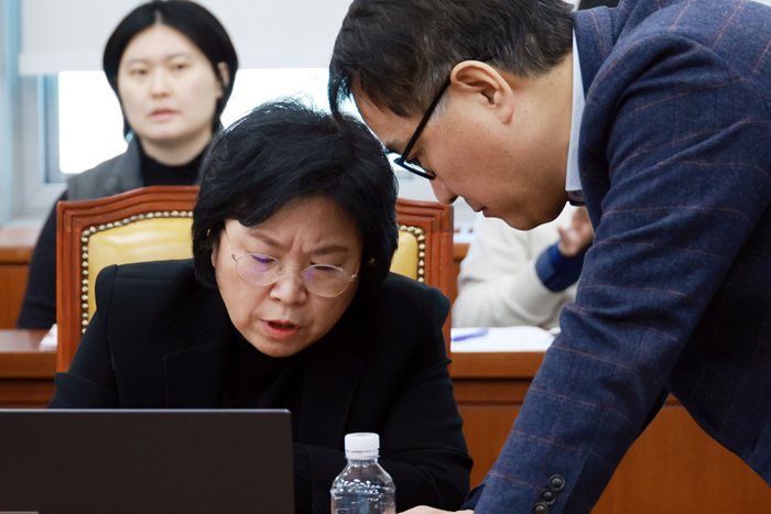 ▲ 국회 과방위 김현 더불어민주당, 최형두 국민의힘 간사가 지난달 29일 서울 여의도 국회에서 열린 과학기술정보방송통신위원회 전체회의에서 대화하고 있는 모습. ⓒ뉴시스