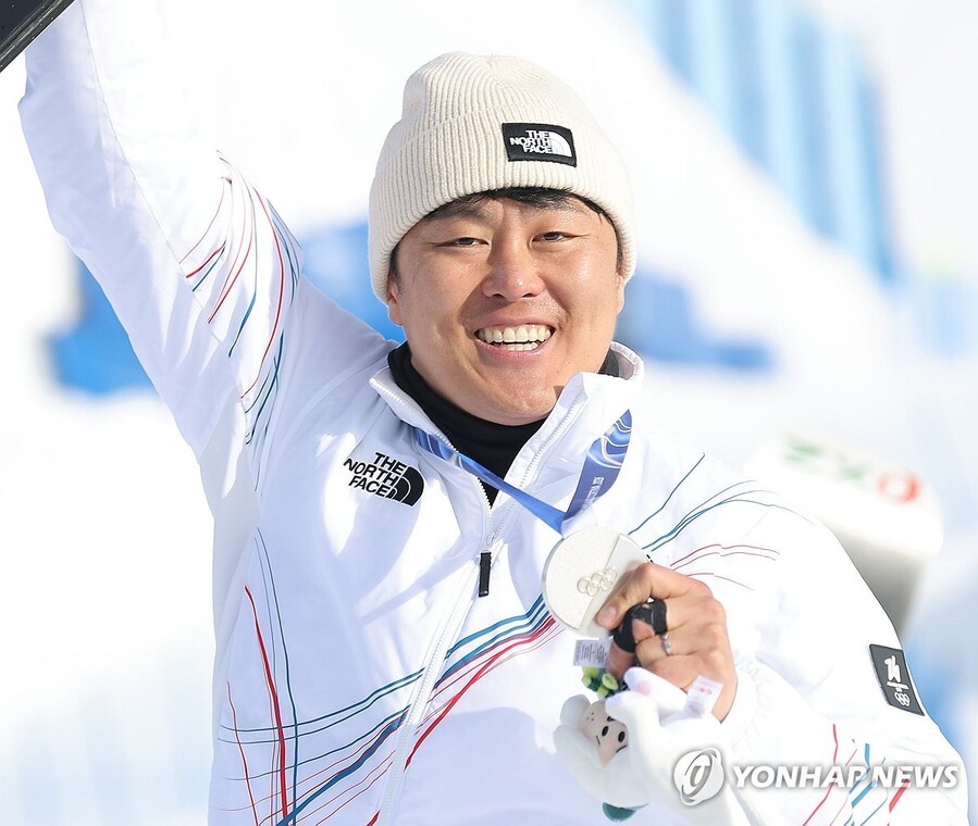 ▲ 2026 밀라노·코르티나담페초 동계 올림픽에서 한국 선수단에 1·2호 메달을 안긴 스노보드의 김상겸과 유승은이 억대 포상금을 받는다.ⓒ연합뉴스 제공