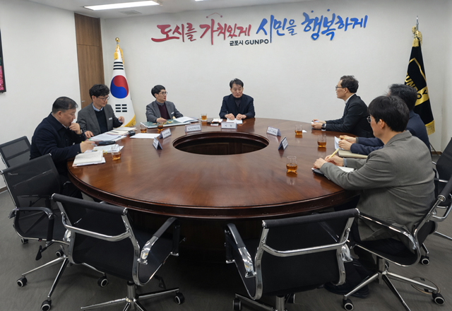 ▲ 하은호 군포시장이 지난 6일 군포시청에서 송영석 LH 의왕과천사업본부장 등과 면담하고 있다. ⓒ군포시 제공