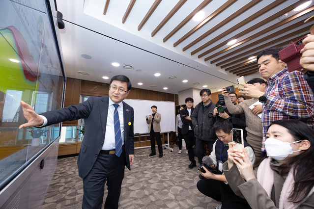 ▲ 김성환 기후에너지환경부 장관이 9일 정부세종청사에서 신년 기자 간담회를 갖고 집무실 내에 설치된 '일일 전력 수급 현황' 모니터링 시스템에 대해 설명하고 있다. (사진=기후부) ⓒ전성무 기자