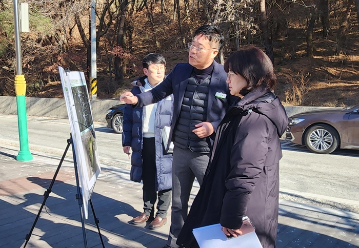 ▲ 이수현 충북 괴산군 부군수가 지난 9일 군정 주요사업 현장을 점검하고 있다. ⓒ괴산군