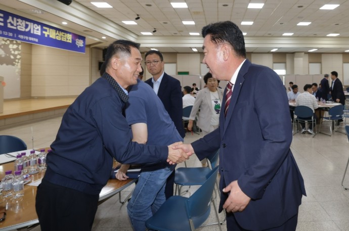 ▲ 청주시는 2026년 테스트베드 지원사업. 이범석(오른쪽) 청주시장이 참여자들