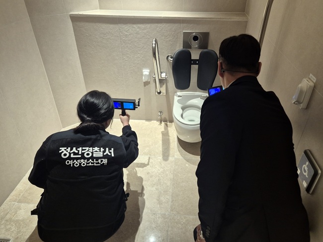 ▲ 강원랜드가 10일 정선경찰서 여성청소년계와 함께 카지노 객장 내 몰래카메라 합동 점검을 실시했다. ⓒ강원랜드