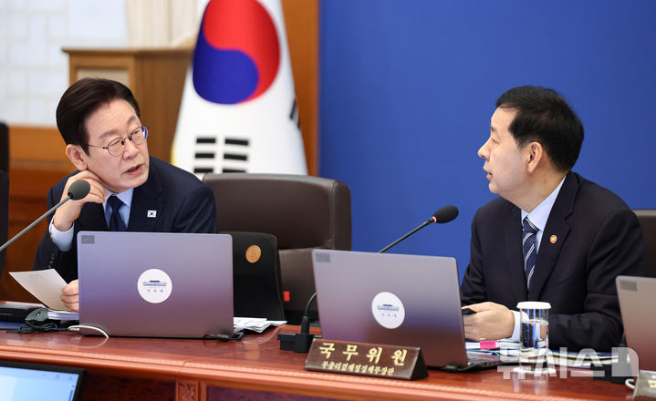 ▲ 이재명 대통령이 10일 청와대에서 열린 국무회의에서 구윤철 부총리 겸 재정경제부 장관과 대화하고 있다. ⓒ뉴시스