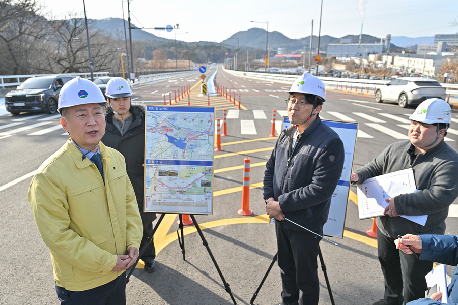 ▲ 광주 서구는 지난 9일 매월동 전평제와 남구 효천지구를 잇는 ‘매월~효천 도로’에서 개통을 앞두고 염수분사장치 시설 및 부속물 등을 살펴보며 현장점검을 실시했다.ⓒ광주 서구 제공