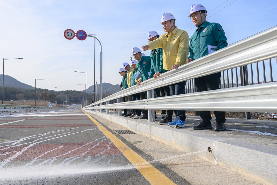 ▲ 광주 서구는 9일 매월동 전평제와 남구 효천지구를 잇는 ‘매월~효천 도로’에서 개통을 앞두고 염수분사장치 시설 및 부속물 등을 살펴보며 현장점검을 실시했다.ⓒ광주 서구 제공