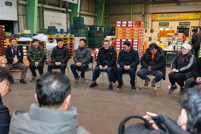 ▲ 김홍규 강릉시장이 10일 강릉농산물도매시장을 방문해 유통 현장을 점검하고, 출하 농업인과 유통 종사자들의 애로사항을 청취했다. ⓒ강릉시