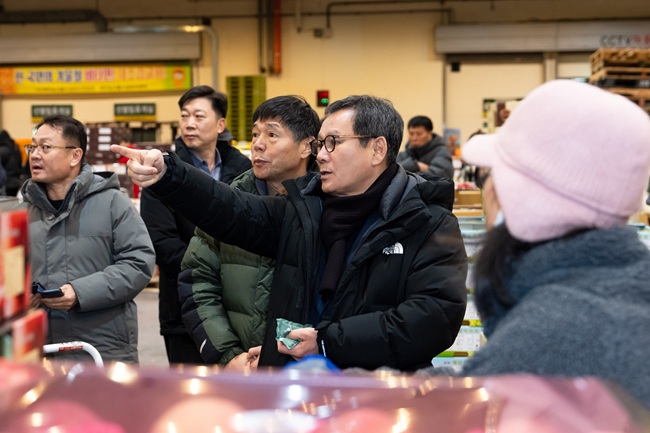 ▲ 김홍규 강릉시장이 10일 강릉농산물도매시장을 방문해 유통 현장을 점검하고, 출하 농업인과 유통 종사자들의 애로사항을 청취했다. ⓒ강릉시