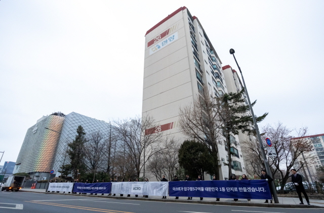 ▲ DL이앤씨 임직원들이 10일 오전 서울 강남구 압구정5구역 인근에서 조합원들에게 출근길 인사를 하고 있다. ⓒDL이앤씨