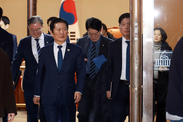 ▲ 정청래 더불어민주당 대표가 10일 서울 여의도 국회에서 의원총회 후 대표실로 이동하고 있다. ⓒ뉴시스