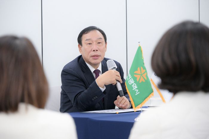 ▲ 최민호 충청광역연합장이 지난 9일 사무처 소회의실에서 직원 간 소통 간담회에서 인사말을 하고 있다.ⓒ충청광역연합