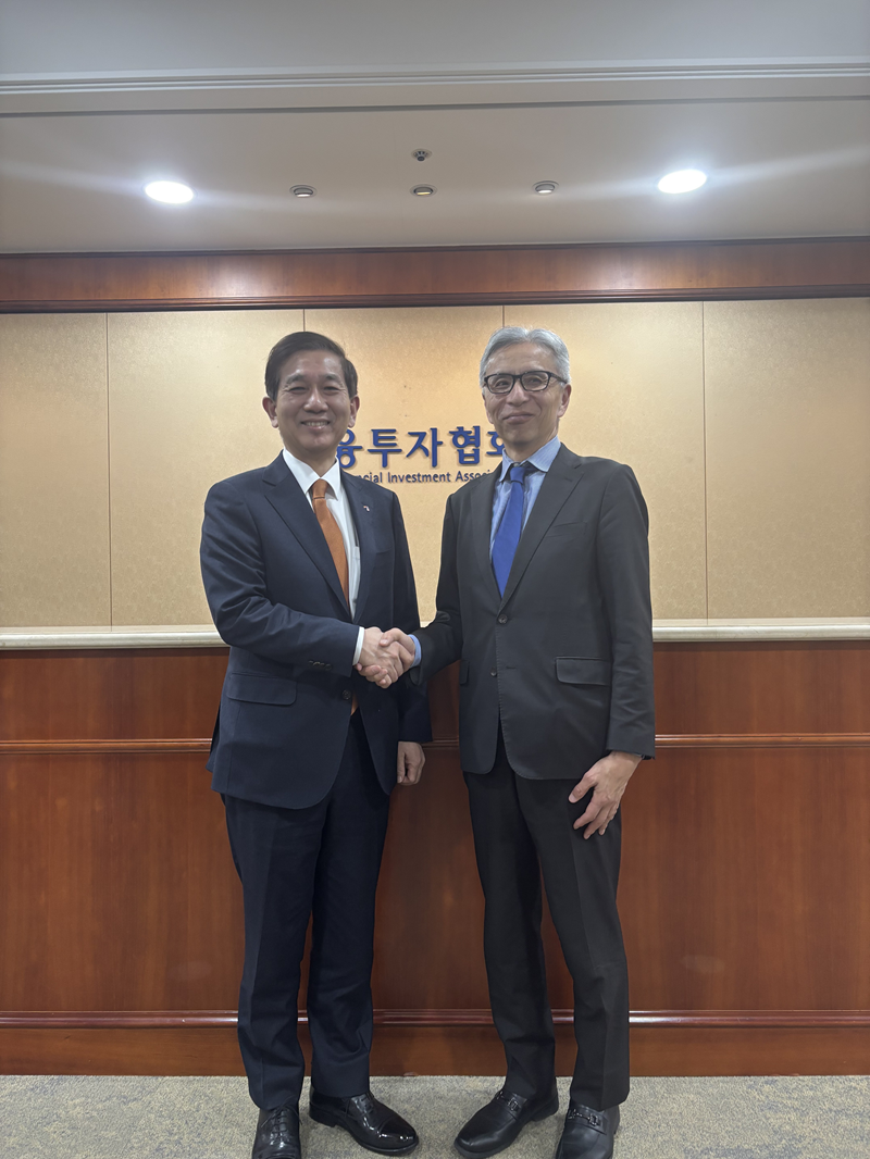 ▲ ⓒ금융투자협회. 황성엽 회장과 히시다 총괄이 악수하고 있다.