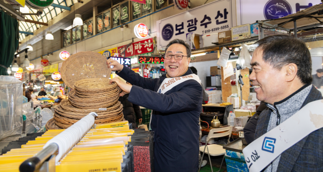 ▲ 시석중 경기신보 이사장이 10일 안양중앙인정시장에서 물품을 둘러보고 있다. ⓒ경기신보 제공
