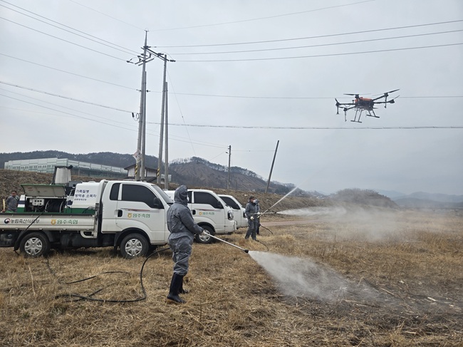 ▲ 농협중앙회 강원본부와 원주축산농협이 10일 강원 원주시 소재의 원주천 철새도래지에서 설 명절을 앞두고 고병원성 조유인플루엔자(AI) 차단을 위한 방역상황을  점검하고 주요 진출입로와 철새분변이 남아있는 하천부지에 소독차량 및 드론을 동원해 일제 소독을 실시했다. ⓒ농협 강원본부
