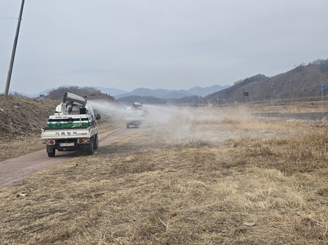 ▲ 농협중앙회 강원본부와 원주축산농협이 10일 강원 원주시 소재의 원주천 철새도래지에서 설 명절을 앞두고 고병원성 조유인플루엔자(AI) 차단을 위한 방역상황을  점검하고 주요 진출입로와 철새분변이 남아있는 하천부지에 소독차량 및 드론을 동원해 일제 소독을 실시했다. ⓒ농협 강원본부