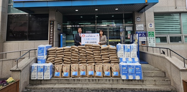 ▲ 산성동(동장 김은정)이 중도신용협동조합(이사장 권창원)이 쌀(10kg) 100포와 롤화장지 100개를 기탁했다. ⓒ중구