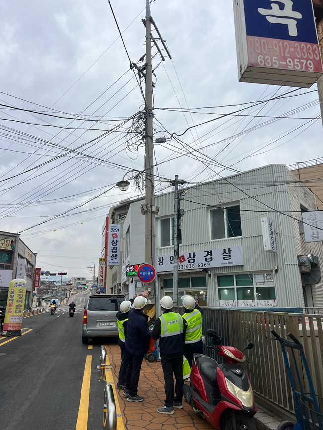 ▲ 속초고성지사는 10일 속초종합중앙시장 등 전통시장 공급설비에 대한 점검을 시행했다. ⓒ한전 속초고성지사