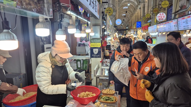▲ 속초고성지사는 10일 속초종합중앙시장 전력설비 점검시 전통시장 장보기 나눔행사를 병행했다. ⓒ한전 속초고성지사