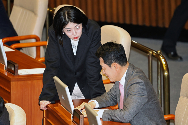 ▲ 배현진 국민의힘 의원이 9일 오후 서울 여의도 국회에서 열린 제432회국회(임시회) 제4차 본회의에서 장동혁 국민의힘 대표에게 발언을 하고 있다. ⓒ뉴시스