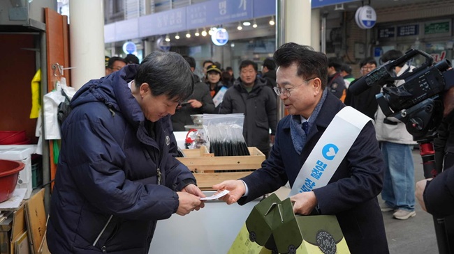 ▲ 육동한 춘천시장과 춘천시 직원들이 10일 설 명절을 앞두고 동부시장과 후평일단지시장을 차례로 찾아 전통시장 장보기 행사를 진행했다. ⓒ춘천시