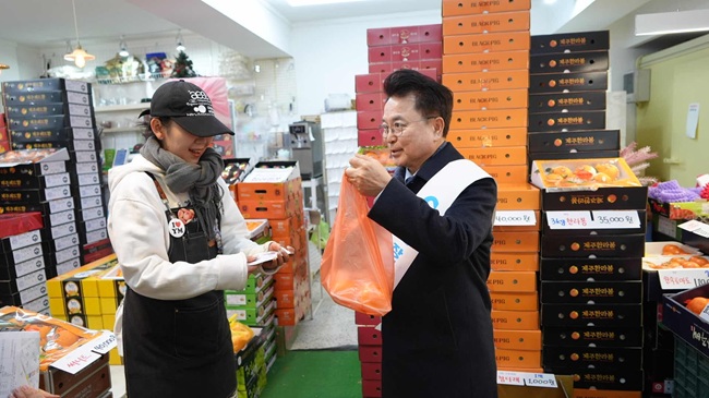 ▲ 육동한 춘천시장과 춘천시 직원들이 10일 설 명절을 앞두고 동부시장과 후평일단지시장을 차례로 찾아 전통시장 장보기 행사를 진행했다. ⓒ춘천시