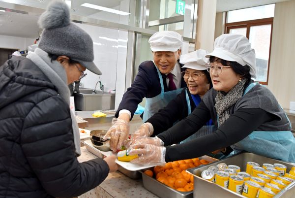 ▲ 나주 장애인종합복지관에서 홍문표 aT 사장이 배식하고 있다. 사진 좌측부터 홍문표 aT 사장,  주향득 여사, 신미경 전남사회서비스원장.ⓒaT