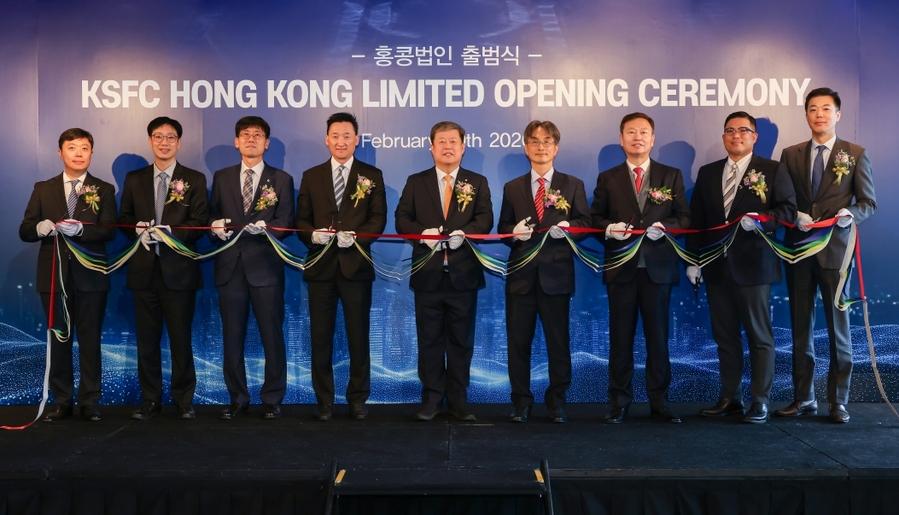 ▲ 김정각 한국증권금융 사장(가운데)과 관계자들이 10일 홍콩법인 출범식에서 기념촬영을 하고 있다.ⓒ한국증권금융