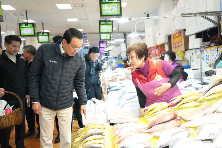 ▲ 노동진 수협중앙회장(왼쪽)이 10일 서울 동작구 노량진수산시장을 방문해 정부 비축 및 제수용 수산물을 직접 구입하며 현장 가격 동향을 살피고 있다.ⓒ수협중앙회