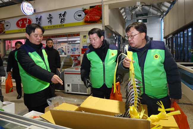 ▲ 강원특별자치도의회가 10일 설 명절을 앞두고 화천시장을 방문해 '전통시장 장보기 행사'를 가졌다. ⓒ강원특별자치도의회