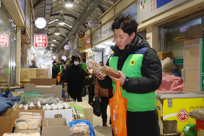 ▲ 강원특별자치도의회가 10일 설 명절을 앞두고 화천시장을 방문해 '전통시장 장보기 행사'를 가졌다. ⓒ강원특별자치도의회