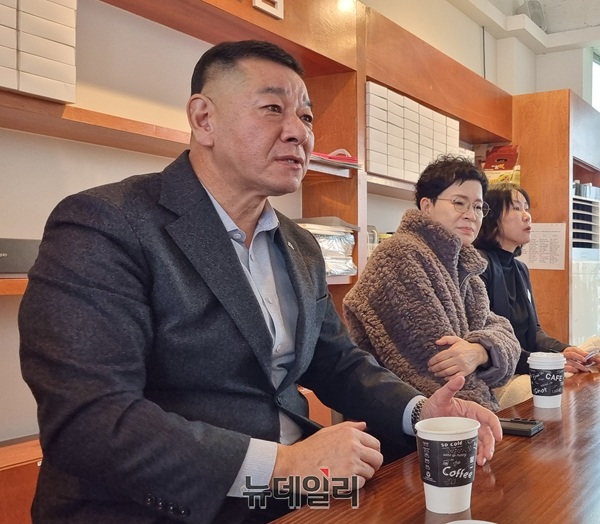 ▲ 최원철 충남 공주시장이 10일 오후 공주의 한 카페에서 출입 기자들과 간담회에서시정 4년, 시민 평가를 받겠다며 제선 도전 입장을 밝히고 있다.ⓒ이길표 기자