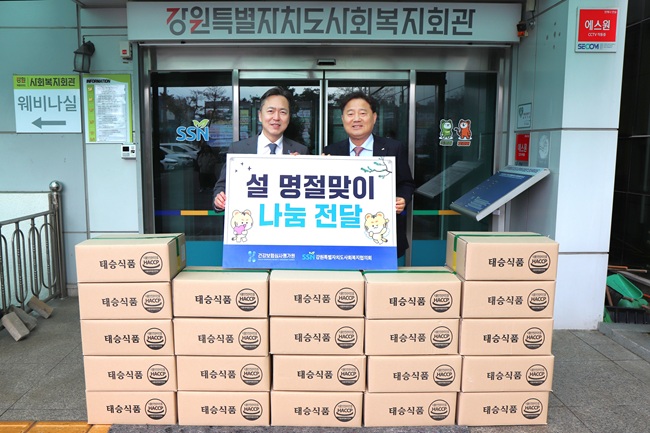 ▲ 사진 왼쪽으로부터 건강보험심사평가원 김기원 홍보실장, 강원특별자치도사회복지협의회 박승용 회장. ⓒ건강보험심사평가원