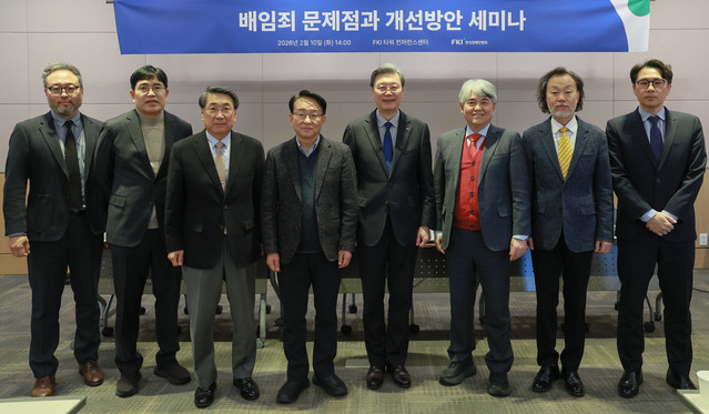 ▲ 홍영기 고려대 법학전문대학원 부원장, 안태준 한양대 교수, 신현윤 연세대 교수, 권칠승 더불어민주당 경제형벌·민사책임합리화TF 단장, 김창범 한경협 부회장, 류혁선 KAIST 교수, 강원 세종대 교수, 장진환 형사법무정책연구원 부연구위원.ⓒ한경협