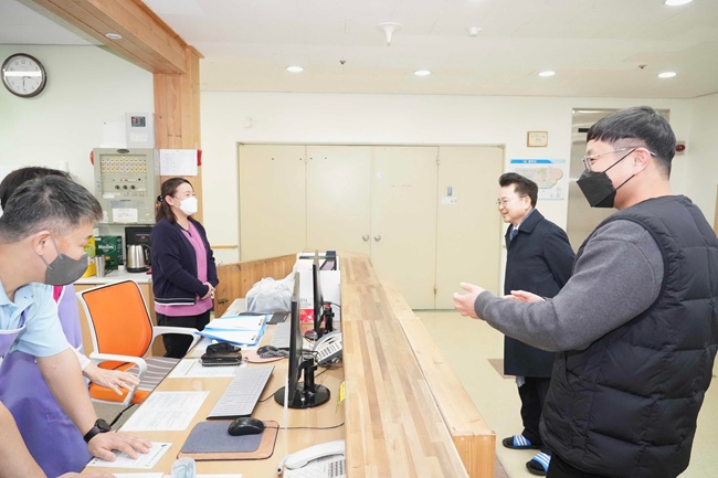 ▲ 육동한 춘천시장은 10일 노인의료복지시설과 노숙인시설을 방문해 입소자들을 직접 만나 명절 인사를 전하고 생활 여건을 살폈다. ⓒ춘천시