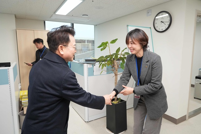 ▲ 육동한 춘천시장은 10일 노인의료복지시설과 노숙인시설을 방문해 입소자들을 직접 만나 명절 인사를 전하고 생활 여건을 살폈다. ⓒ춘천시